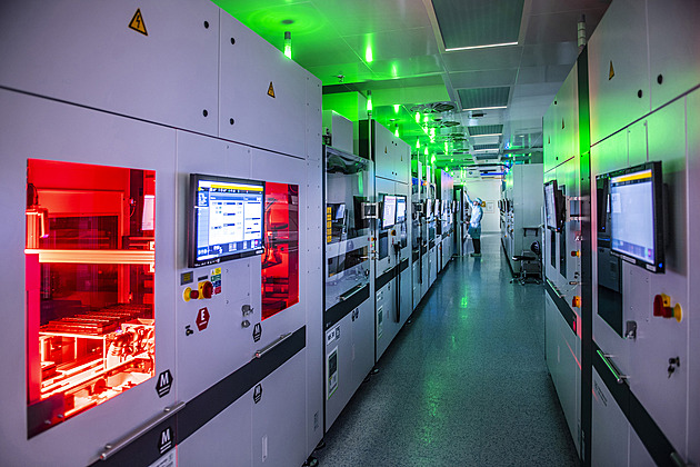 Fabrika, kde pracují roboti potmě, je i v Česku. V Rakovníku montují kamery aut