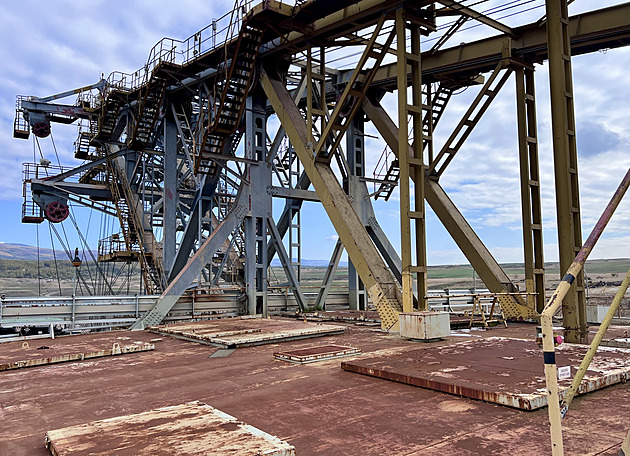 Důlní kolos kráčí do šrotu. Ukrýval i zasedačku, kuchyň či šatnu s nahotinkami