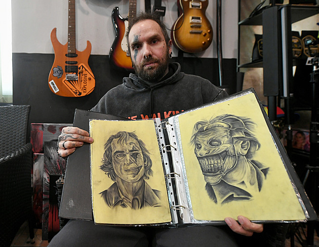 Tetování intimních partií? Stokoruna na penisu i vagina s nápisem Open, líčí tatér