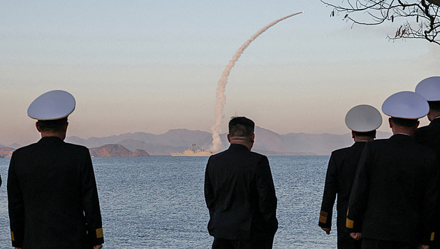 „Cíle zasáhly ultra-přesně.“ KLDR testovala za dohledu Kima řízené a protilodní střely