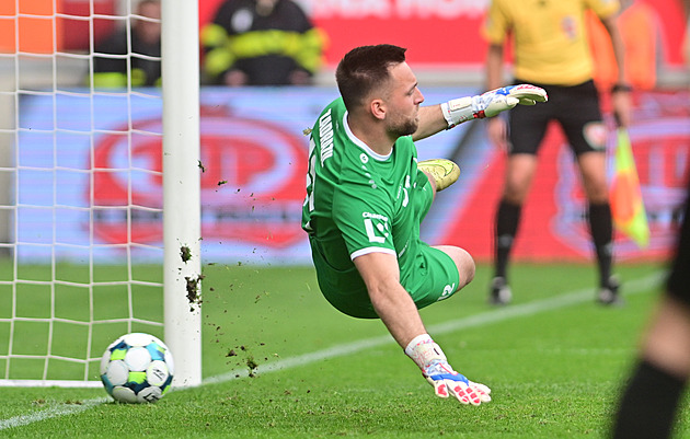 Hradec - Slavia 2:1, v nastavení rozhodl Darida z penalty, hosté měli dva vyloučené