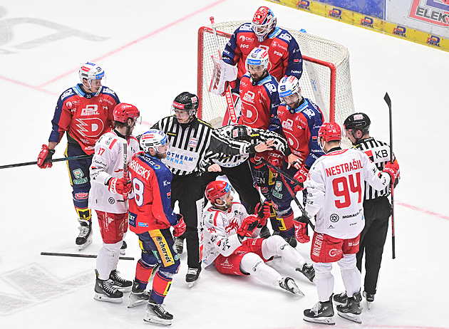 ONLINE: Pardubice - Třinec 0:0. Domácí s přehledem zvládají první oslabení finále