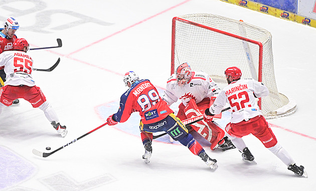 ONLINE: Pardubice - Třinec. Druhé finále extraligy, dokážou hosté srovnat sérii?