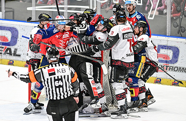 Tohle je podraz, skandál. Nedvěd se pustil do Dědka i rozhodčích: Jsou úplně v pr****