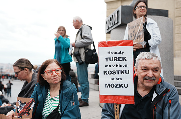 „Červenou Červenému.“ Stovky lidí v Praze protestují proti Motoristům
