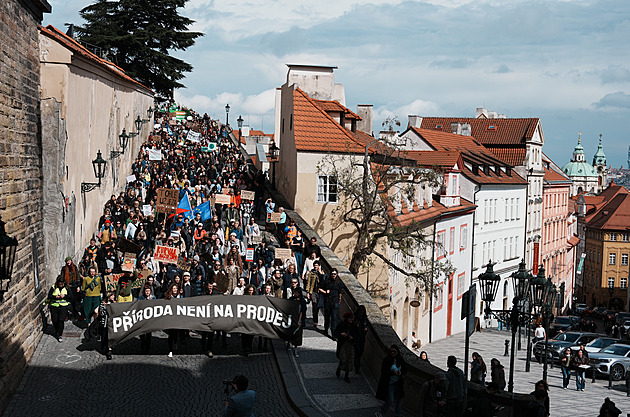 „Červenou Červenému.“ Stovky lidí v Praze protestovaly proti Motoristům