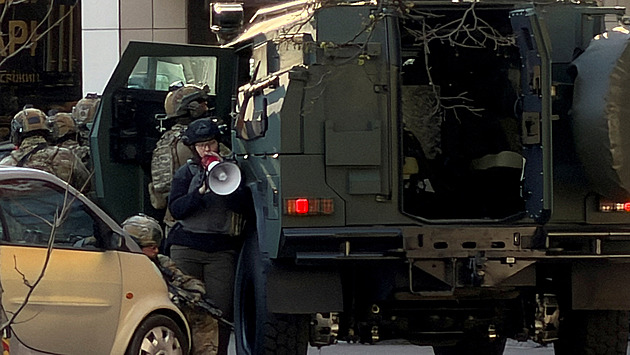 Po střelbě v Kyjevě zůstává v nemocnici osm lidí. Strážníci před střelbou utekli