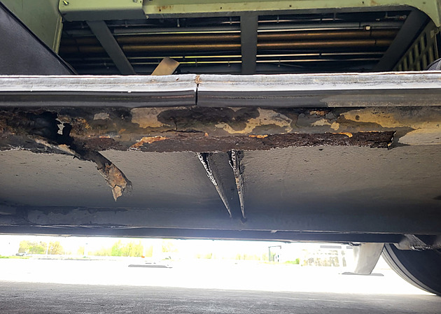 Zrezivělým autobusem dojeli gruzínští řidiči z Turecka do Česka. Inspektoři se divili