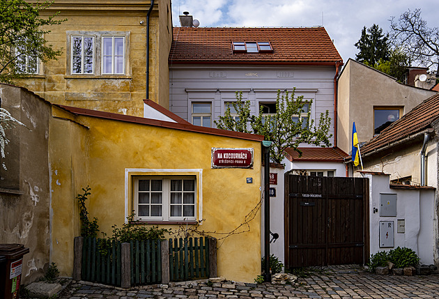 OBRAZEM: Jako za starých časů. Malebná ulička uprostřed Prahy rozkvetla do krásy