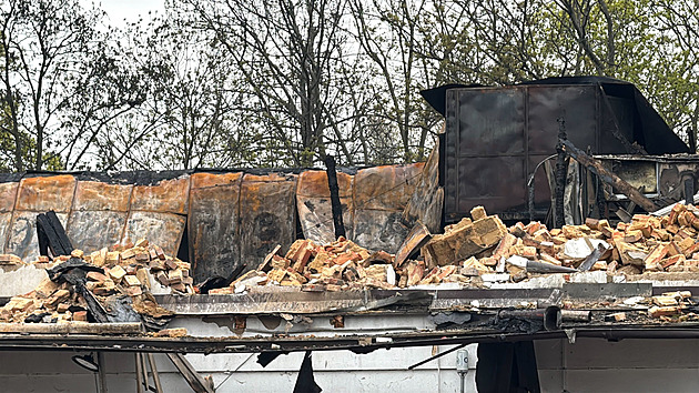 Hasiči po požáru likvidují skrytá ohniska, rypadlo odstranilo nestabilní část střechy