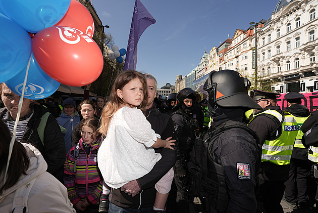 Pochod pro život čelil odpůrcům, kteří blokovali trasu. Policisté 5 lidí zadrželi