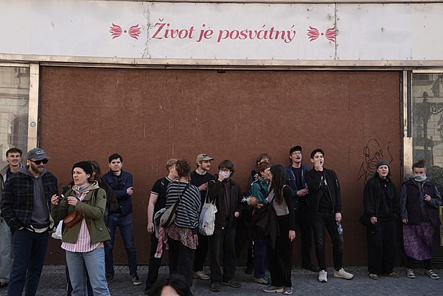 Pochod pro život vyrazil centrem Prahy, odpůrci podporující práva žen blokovali trasu