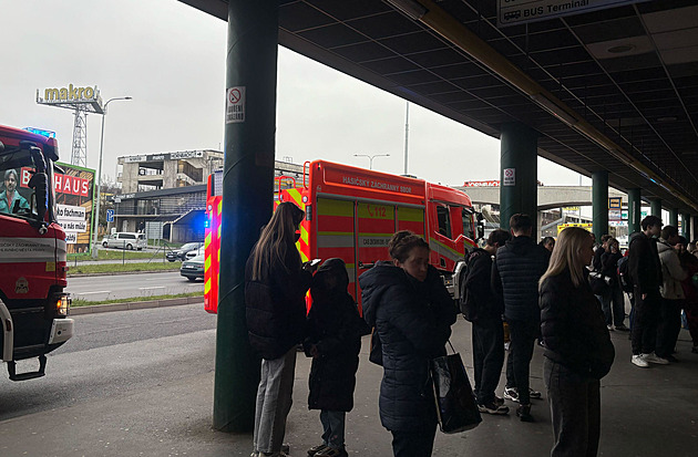 U Petřin se srazila tramvaj s autem, kvůli jiné nehodě nejede i část metra B