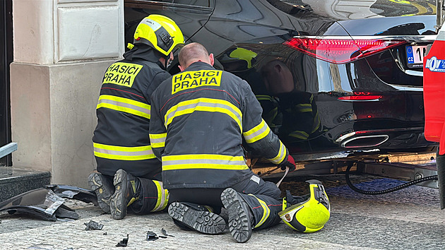 Řidička seniorka prorazila autem výlohu luxusního obchodu v Praze
