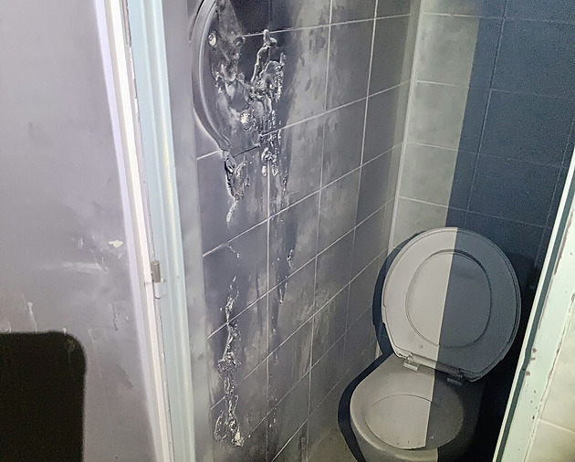 Hasiči zasahovali v pražské škole. Hořelo na toaletách