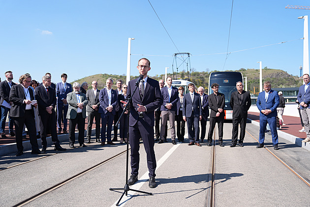 Stejná cesta, jiné náklady za politika. Do zahraničí jezdili loni za Prahu nejvíc Piráti