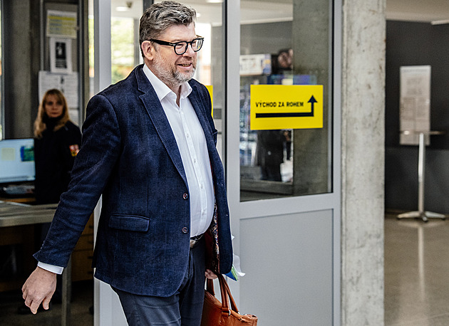 Zrušení pravomocí prezidenta k vedoucím misí skončí u Ústavního soudu, řekl Pospíšil