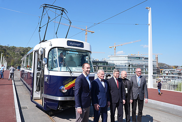 Pražský Dvorecký most se otevřel. Ať bezpečně slouží sto let, přeje si Svoboda
