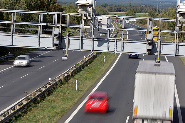 Na dálnici D5 se srazila dodávka s odtahovou službou, jeden člověk se zranil
