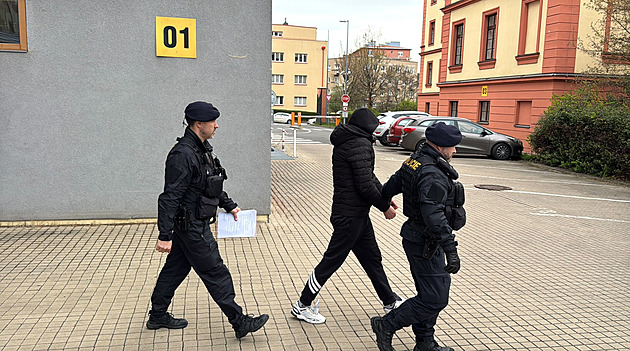 Výbuch bankomatů a krádež peněz. Soud rozhodne o vazbě pro trojici podezřelých