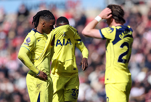 Kinský zpět v bráně, ale kolos se nadále topí. Vyhne se ještě Tottenham propasti?