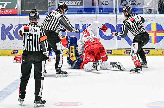 Emotivní závěr finále. Zakrvácený Sikora se rval, Žabka hodil lahev mezi diváky