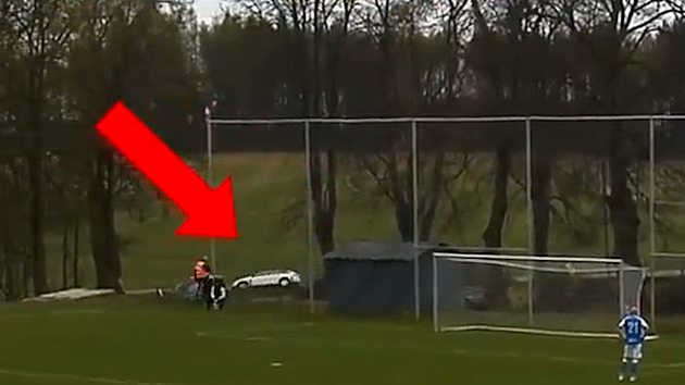 VIDEO: Nečekaný průběh utkání. Fotbalisté zachraňovali cyklistu, kterého srazilo auto