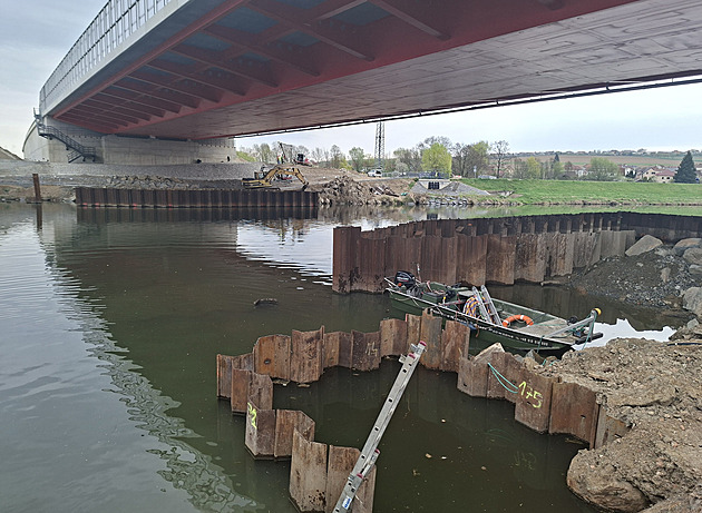 Pod mostem na dálnici u Napajedel pracují potápěči, cyklostezka už je volná