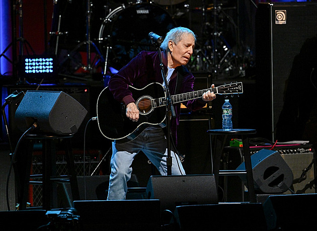 RECENZE: Paul Simon v Praze vzpomínal na Havla a vrátil Voňkové vypůjčený nástroj