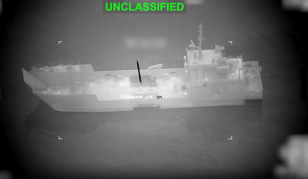 Írán hrozí americkým lodím v Hormuzu, Trump varoval Čínu před zbrojením