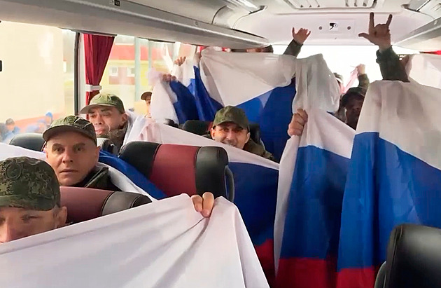 Rusové a Ukrajinci si vyměnili válečné zajatce. Jsou mezi nimi i civilisté
