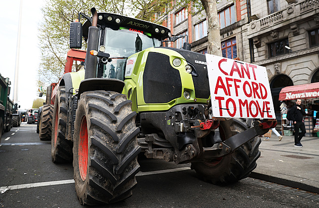 Konec protestů. Irská policie v Dublinu vyhnala blokující traktory a náklaďáky Konec protestů. Irská policie v Dublinu vyhnala blokující traktory a náklaďáky