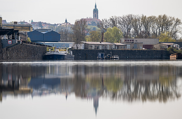 Arnika varuje před spalovnou odpadu na lodi, vlastník riziko nepřipouští