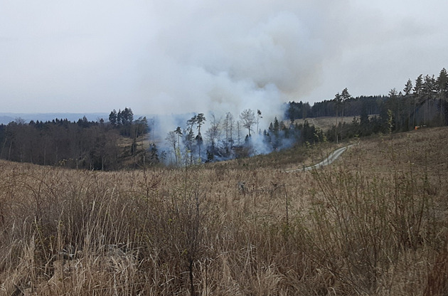 Na Blanensku hoří až pět hektarů lesa, komplikací je pro hasiče nedostupný terén