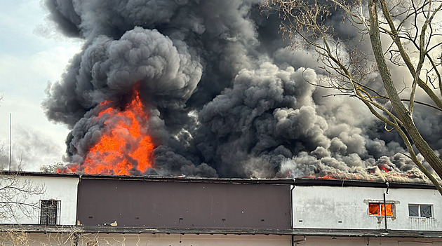 Na Žižkově hořela ubytovna, část střechy se propadla. Evakuovalo se přes 40 lidí