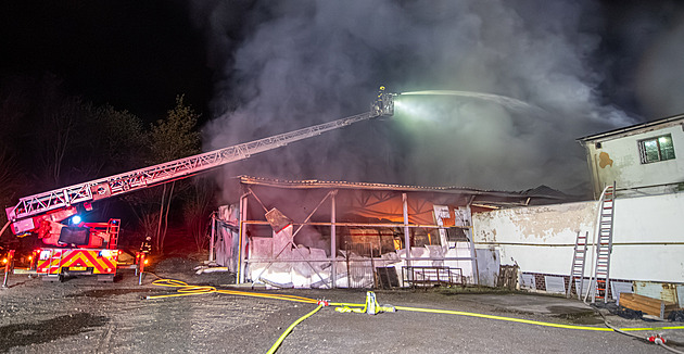 Při nočním požáru pekárny na Karvinsku se těžce popálil muž, zraněný je i hasič