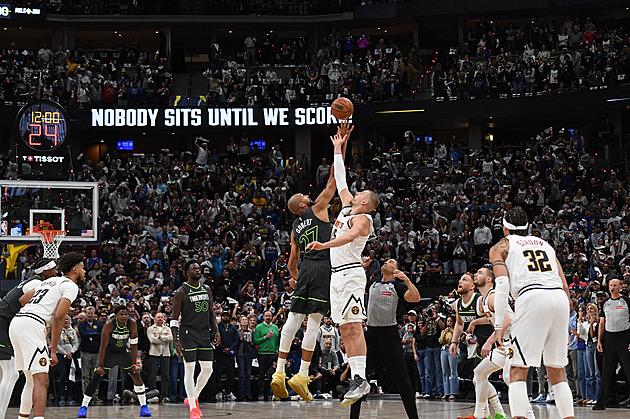 Na úvod play off NBA vítězili domácí. Jokič táhl Denver, James pomohl LA Lakers