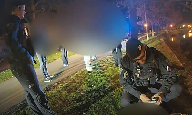 VIDEO: Strážníci tahali opilce z řeky. Nejvíc ho zajímalo, kolik nadýchal