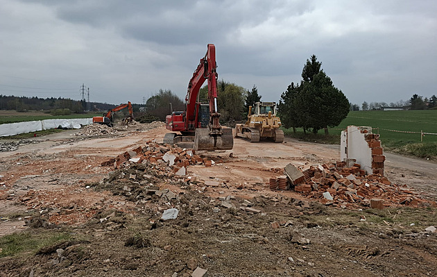 T�k� technika dokon�uje demolici motocentra u d�lnice D3 na okraji T�bora. (15. dubna 2026)