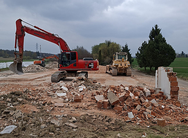 Symbol sporu o D3 šel k zemi, ŘSD zbouralo motocentrum Bratránkových u Tábora