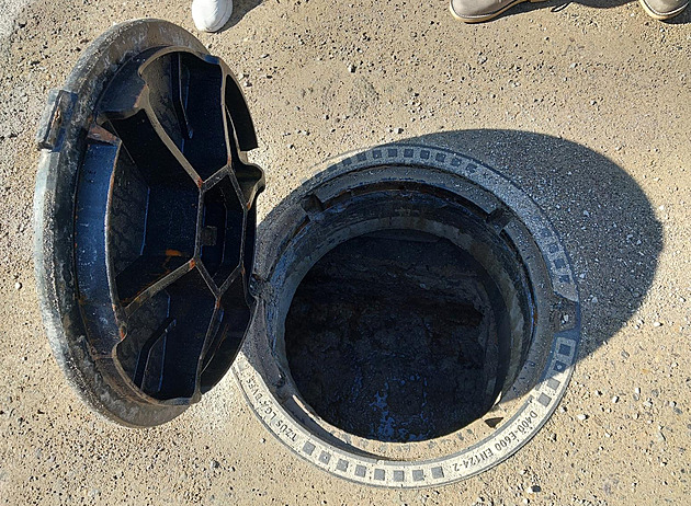 Koumák vylil beton do kanálu a zničil 30 metrů potrubí, hledá ho policie