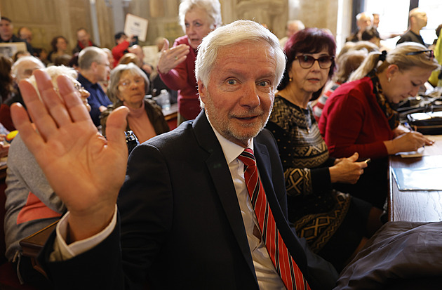 „Fašisti, vlastizrádci.“ Lidé v Brně protestují proti sjezdu sudetských Němců