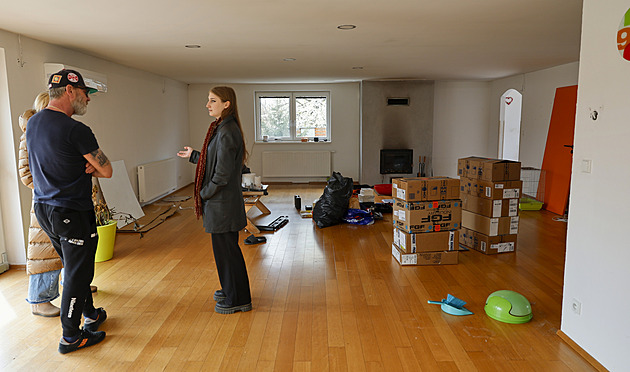 Účelová likvidace rodiny, tvrdí majitel o demolici černé stavby, již bránil na střeše