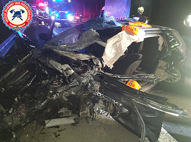 Řidič auta se při předjíždění střetl s náklaďákem, pomoc zavolal systém eCall