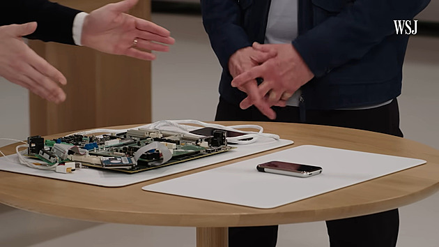 To ještě nikdo neviděl. Apple ukázal prototyp iPhonu, do kapsy by se nevešel