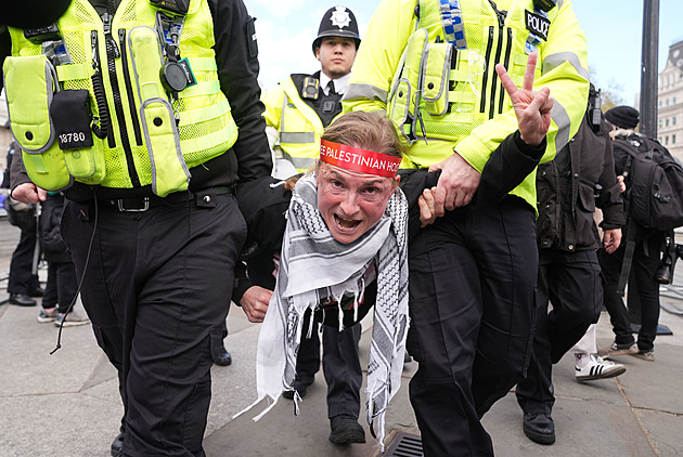 V Londýně zatkli 523 lidí. Demonstrovali za zakázanou organizaci Palestine Action V Londýně zatkli 523 lidí. Demonstrovali za zakázanou organizaci Palestine Action
