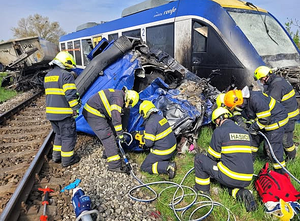 Vlak Leo Express se střetl s kamionem u Dunajské Stredy. Jeden mrtvý, dvě desítky zraněných