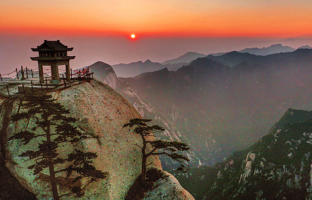 Troufli byste si? Lávka na čínské hoře Chua-šan je nejnebezpečnější na světě