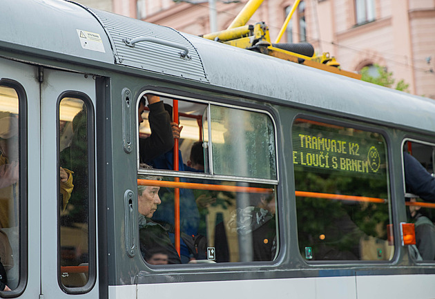 Staré tramvaje s harmonikou dojezdily už i v Brně, loučily se s nimi stovky lidí