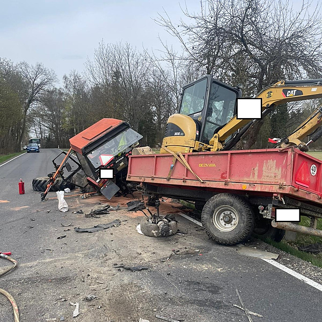 Auto na šrot, traktor s utrženými koly. Střet audi se zetorem byl mimořádně tvrdý